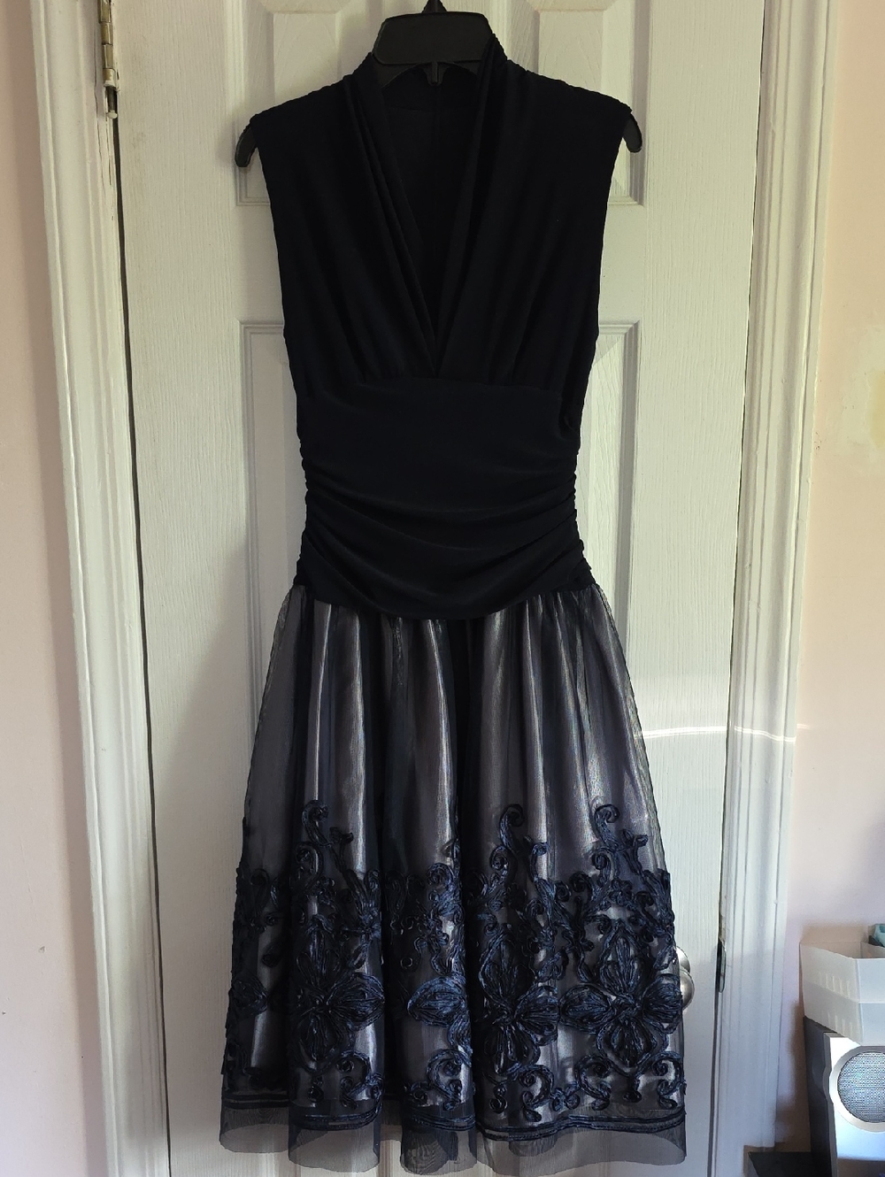 Size 2 Sleeveless Dark Navy Blue Embroidered Cocktail Dress